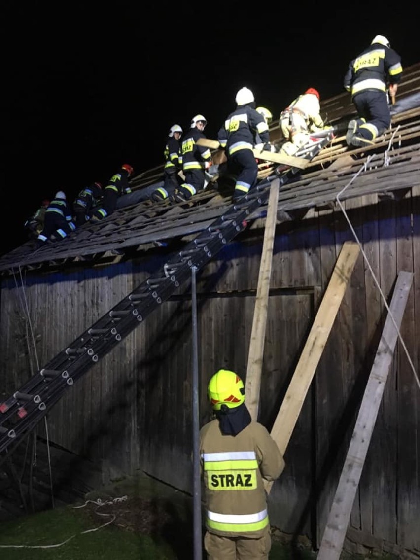 Region. Silny wiatr zrywał dachy i łamał drzewa. Pracowita noc dla strażaków 