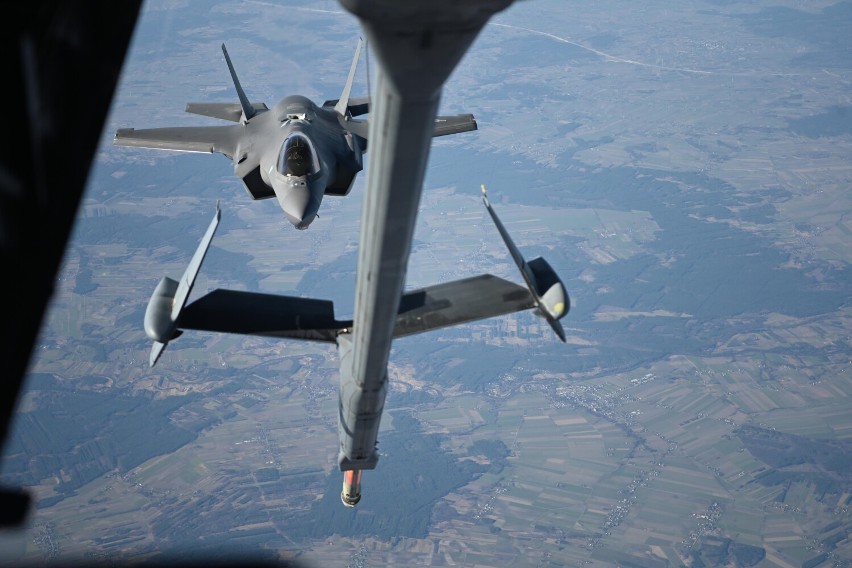 Na zdjęciu uwieczniono myśliwiec F-35 podchodzący do...