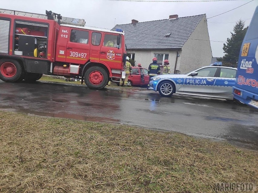 W Chrząstowicach samochód uderzył w ogrodzenie