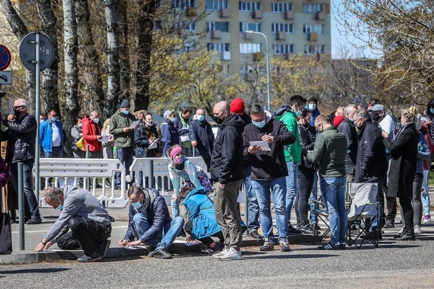 Setki osób w kolejce po szczepienie w mobilnym punkcie szczepień w Gdyni. Nie ma już miejsc, następne dopiero jutro. Zdjęcia, wideo