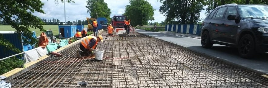 Trwa remont mostu w Grabiu i budowa ścieżki rowerowej w gminie Gizałki