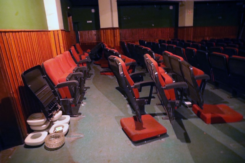 Kino Ognisko stoi puste od 11 lat. Zobacz jak wygląda obecnie [ZDJĘCIA WNĘTRZ] 