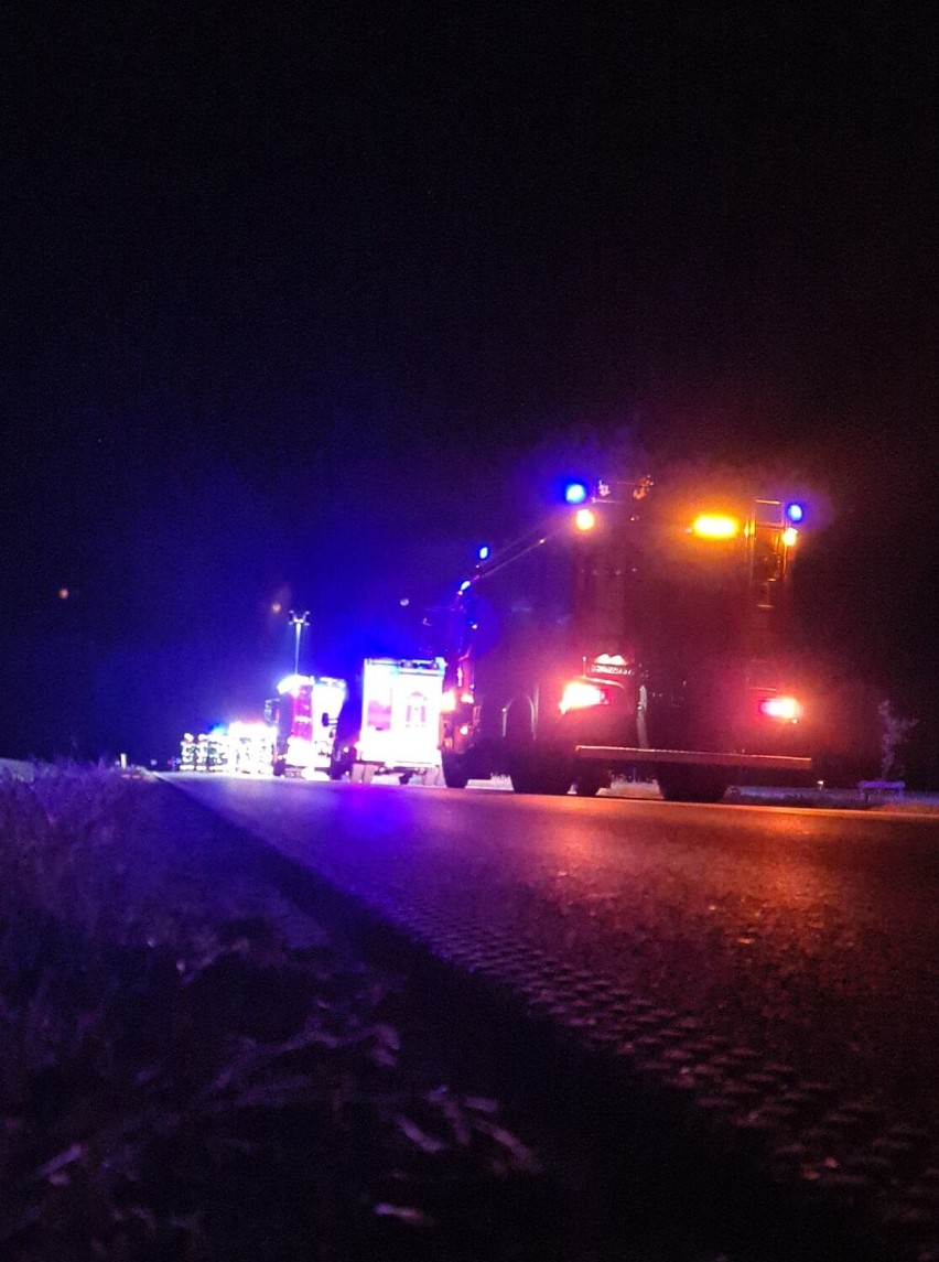 Wypadek na trasie Szamotuły - Obrzycko. Samochód zjechał na pobocze i dachował