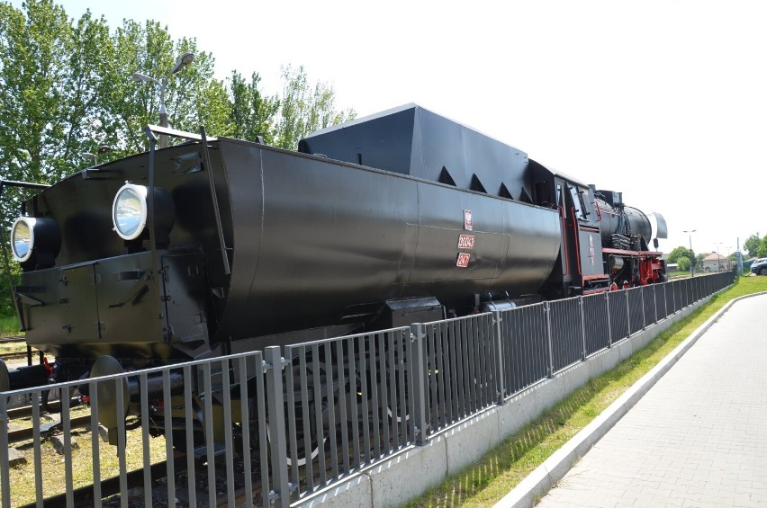 Zabytkowa lokomotywa stoi już przy dworcu w Kartuzach
