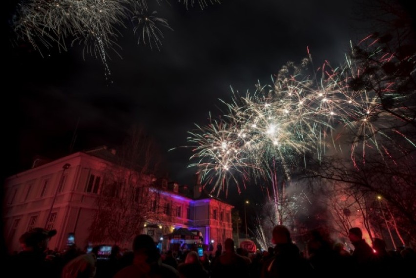 Mieszkańcy Pruszcza powitali Nowy Rok na wspólnej zabawie przy Urzędzie Miasta [ZDJĘCIA, WIDEO]