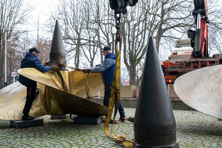 Ogromne śruby okrętowe z ORP Błyskawica stanęły przed Muzeum...