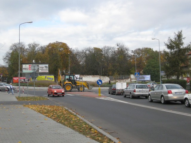 Rondo Armii Krajowej znajduje się u zbiegu ulic Kilińskiego, Sikorskiego i Powstańców Wielkopolskich.