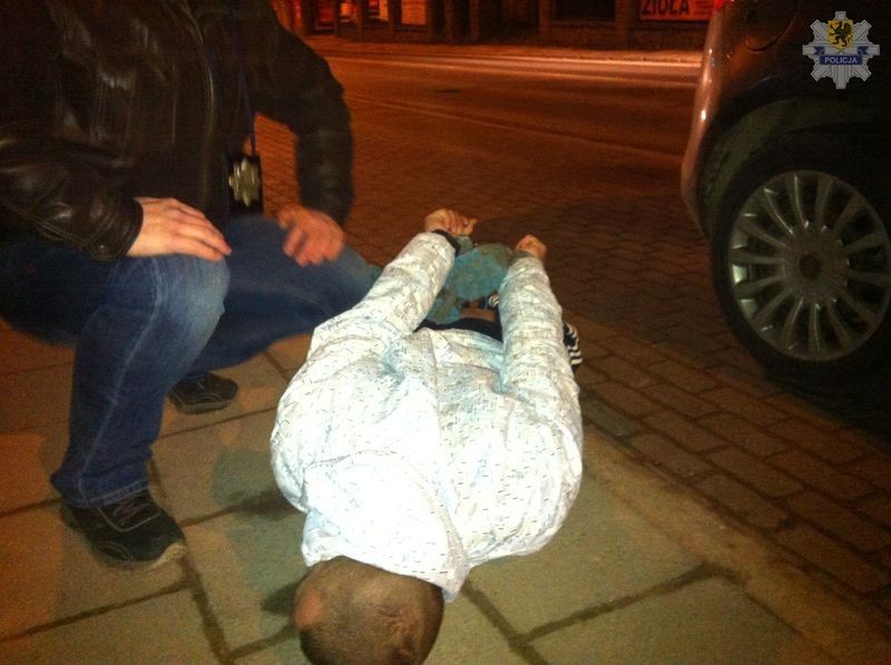Gdańsk: 26-latek przewoził w samochodzie broń i 25 porcji amfetaminy. Mężczyzna był notowany