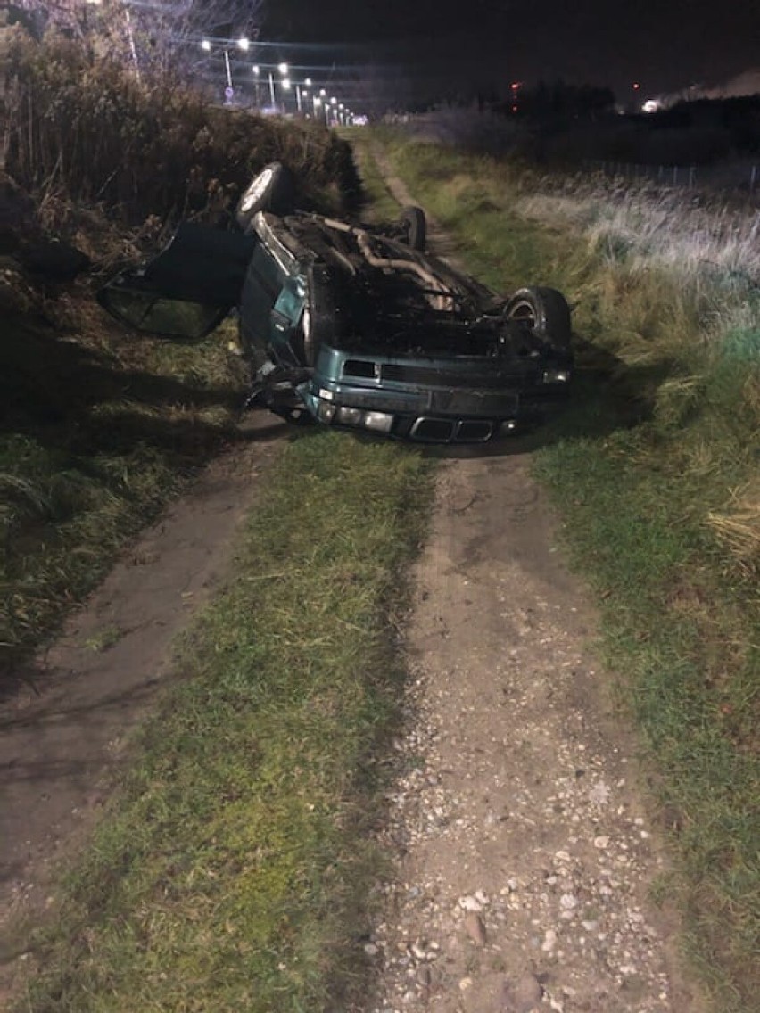 Samochód marki BMW wypadł z drogi i spadł z nasypu na...