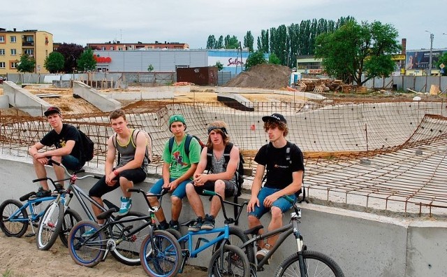 Rowerzyści czekają na skateplazę. Wśród nich jest Waldemar Iwanowicz (drugi od prawej), tegoroczny Mistrz Polski BMX