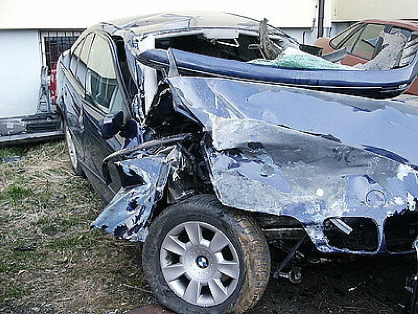 Do wypadku BMW doszło 10 kwietnia w Radziechowym Wieprzu. Do...