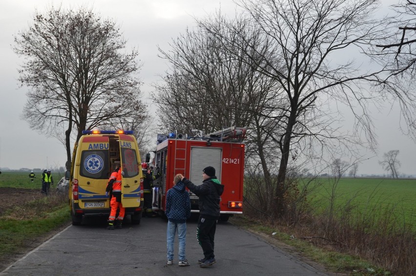 Tragiczny wypadek między Niechanowem a Żydowem. Jedna osoba zmarła na miejscu, po drugą przyleciał śmigłowiec LPR