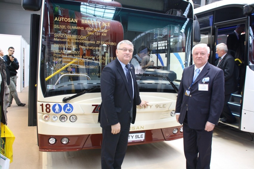 Burmistrz Sanoka i Prezes Zarządu Autosan na tle autobusu -...