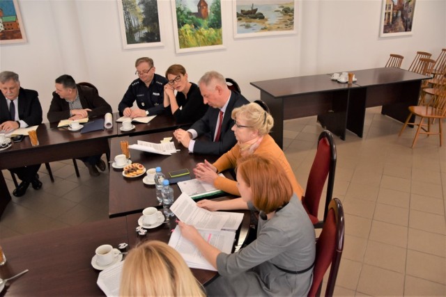 Posiedzenie w Starostwie Powiatowym w Sławnie władz powiatu, gdzie omówiono bieżącą sytuację dotyczącą koronawirusa