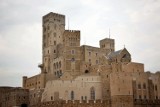 Zamek w Stobnicy - imitacja średniowiecznej budowli z lokalami mieszkalnymi! Można ją obejrzeć z Leśnej Ścieżki Edukacyjnej 