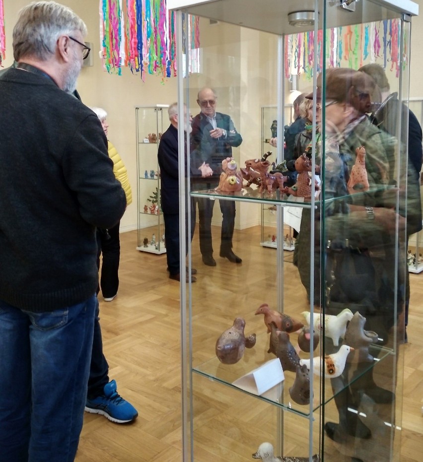 Malbork. Miejscowy artysta zaprezentował w Muzeum Miasta swoją nietypową kolekcję. Na wystawie jest kilkaset gwizdków