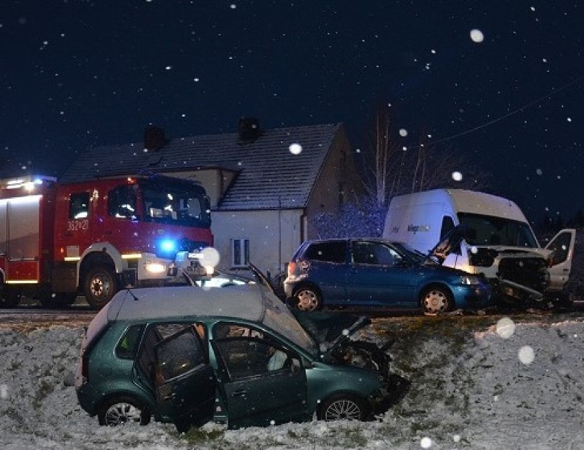 Dolny Śląsk. Wypadek na DK 94 w Kunicach. Trzy osoby zostały ranne, jedna jest w ciężkim stanie. Droga zablokowana