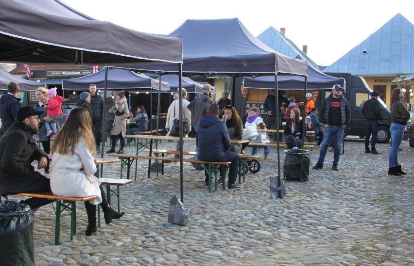 Stary Sącz. Zlot foodtrucków na starosądeckim rynku. Raj dla wielbicieli różnych smaków [ZDJĘCIA]