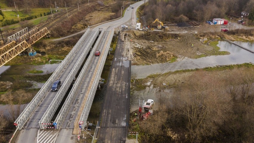 Nowy Sącz. Twa wyburzanie starego mostu na rzece Kamienicy przy ul. Kamiennej. Zobacz zdjęcia z drona