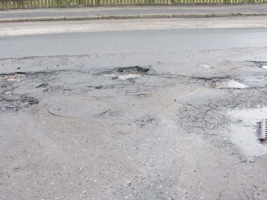 Dziury na skrzyżowaniu ulicy Lipowej i Zapłocie w Choczu