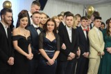 Na studniówce bawili się uczniowie II LO w Starogardzie Gdańskim. Piękne suknie i dobrze skrojone garnitury na balu w Borzechowie | ZDJĘCIA