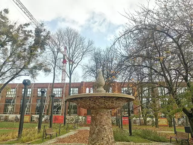 Nowe centrum powstaje w Widzewskiej Manufakturze przy al. Piłsudskiego w Łodzi. Na razie odnowiono dawny kantor, w którym otwarto siłownię. W parku na plakatach można zobaczyć, jak będzie wyglądała ukończona inwestycja.