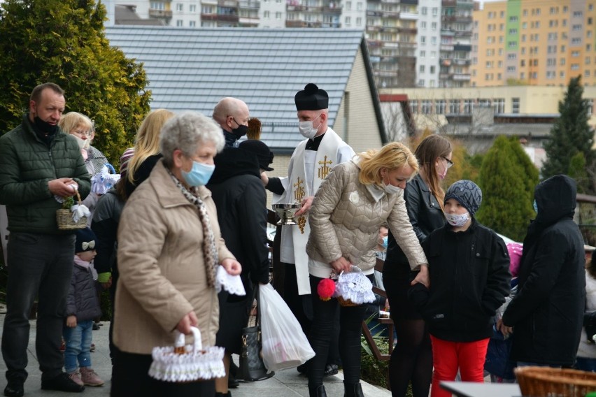 W Wielką Sobotę odbywało się święcenie pokarmów przed kościołami w Radomiu - zobacz zdjęcia