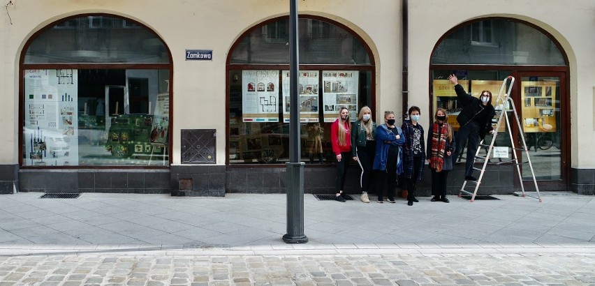 Witryna na ulicy Zamkowej w Kaliszu stała się galerią dla...