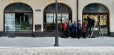 Witryna na ulicy Zamkowej w Kaliszu stała się galerią dla młodych plastyków ZDJĘCIA