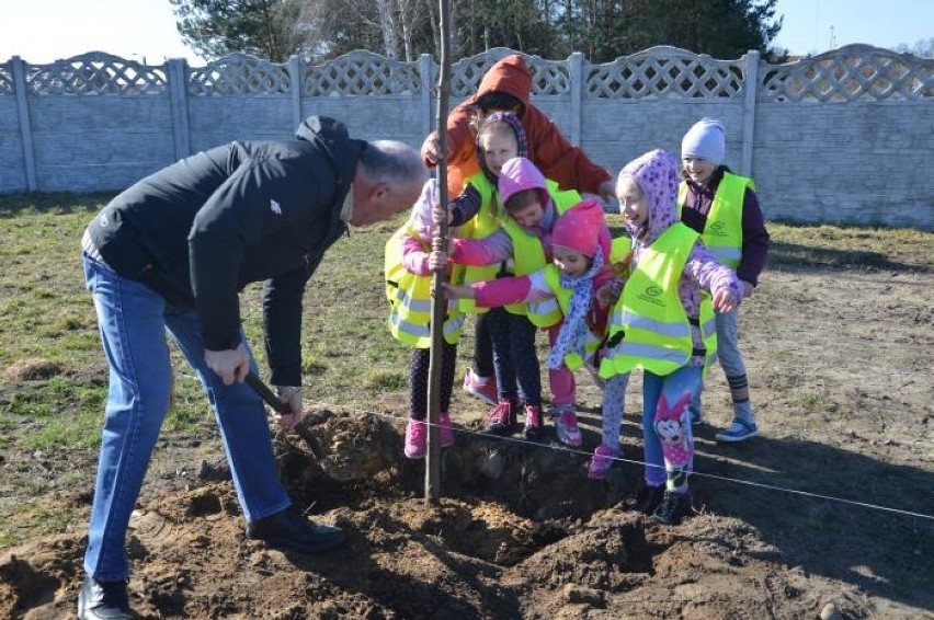 Wielka akcja sadzenia drzew w Szczańcu. Każdy mieszkaniec mógł zasadzić swoje drzewo, a także je nazwać [zdjęcia]