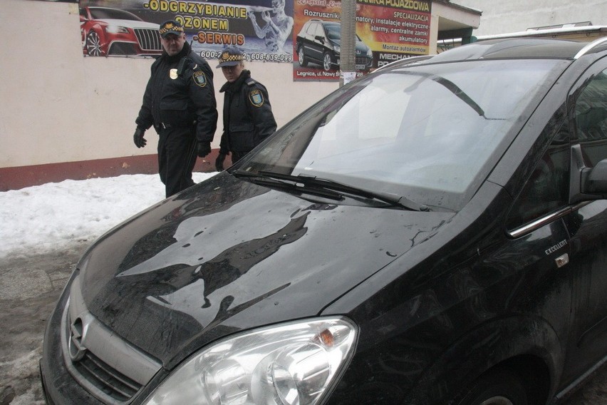 Spadający lód powyginał maskę auta