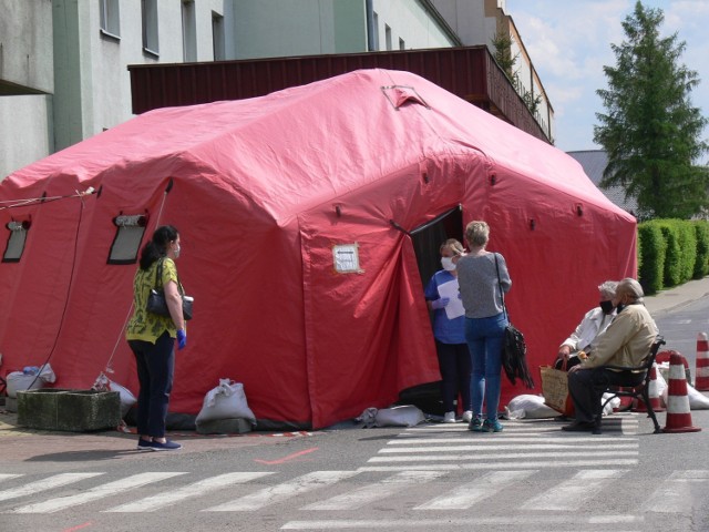 Kilka dni po ogłoszeniu pandemii przy sandomierskim szpitalu, dokładnie 20 marca stanęły dwa namioty. Pierwszy z nich czerwony pełni funkcję pierwszego stopnia szpitalnego oddziału ratunkowego. Namioty nadal będą stać.