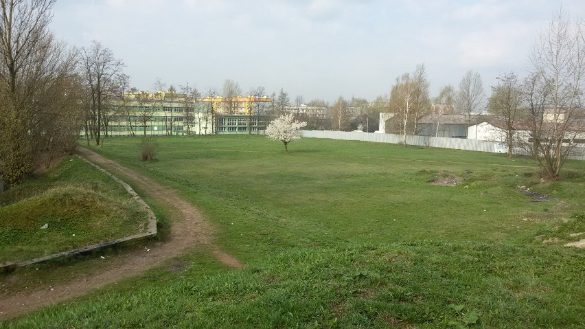 Stadion MKS Dąbrowa niszczeje, a miasto nie ma na niego pomysłu [ZDJĘCIA]