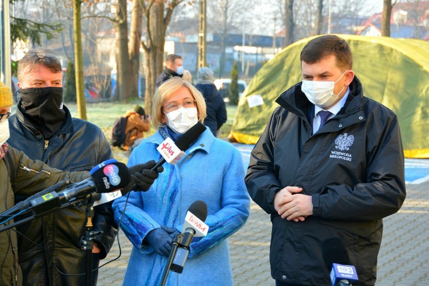 Badania przesiewowe pośród nauczycieli są wykonywane za...