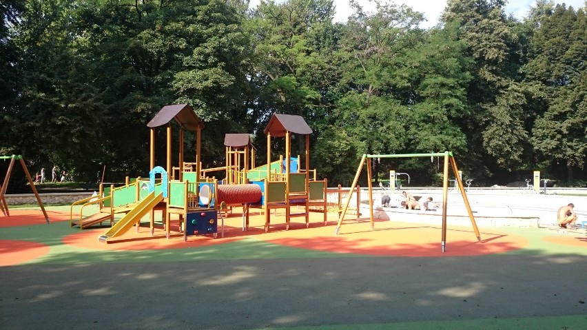 Plac zabaw w Parku Hutnik zostanie otwarty już w ten piątek. Zobacz jak wyglądają przygotowania
