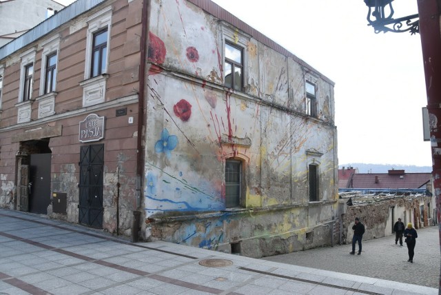 Kamienica przy Rynku 6, położona w centrum Tarnowa od lat straszy swoim wyglądem.
