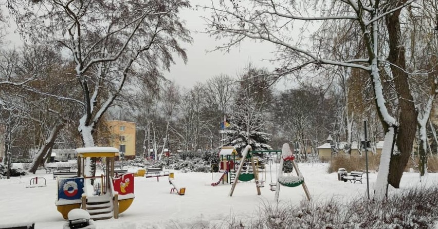 Śnieżny Hel w styczniu 2021. Początek Polski cały biały. Śnieg nie oszczędził też helskiego Neptuna. Biała zima na Półwyspie Helskim! | FOTO