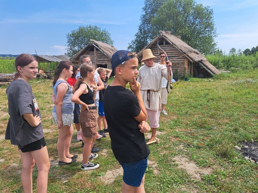 Młodzież z Leśniowic podczas wycieczki w osadzie...