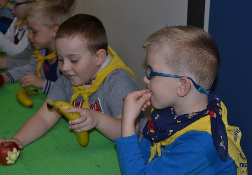 Maluchy z przedszkola "Słoneczne" w Wejherowie uczestniczyły w pokazie carvingu
