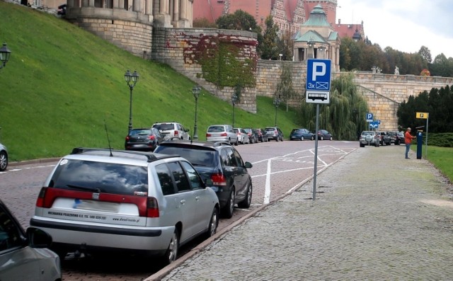 Zdjęcie radnego Marcina Pawlickiego pokazujące pusta ul. Komandorską po godz. 15.