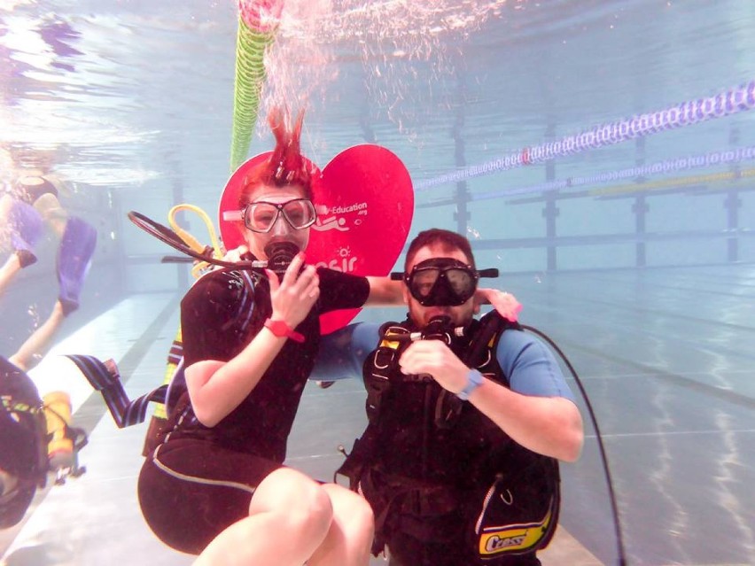 Walentynki pod wodą na basenie Opolu