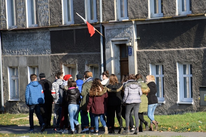 Podpatrzone w Stargardzie. Na rękawach i przy blokach. Symbole narodowe są teraz wszędzie