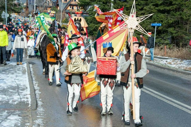 „W jasełkach leży!” – to pod tym hasłem 6 stycznia pod Tatrami przejdzie Orszak Trzech Króli. Zgodnie z tradycją, ulicami kilkuset miejscowości podhalańskich przemaszeruje barwne korowody, przyodzianych w kolorowe korony.