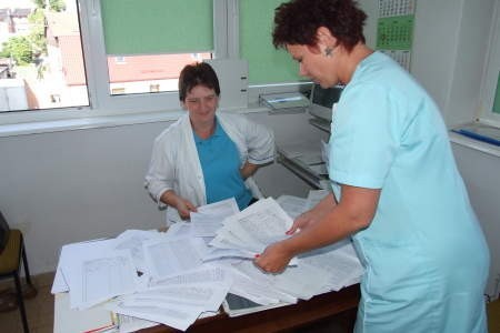 Barbara Klebba (siedzi) i Beata Wilichnowska przeglądają listy z podpisami osób popierających protest szpitalnego środowiska. FOT. PIOTR NIEMKIEWICZ