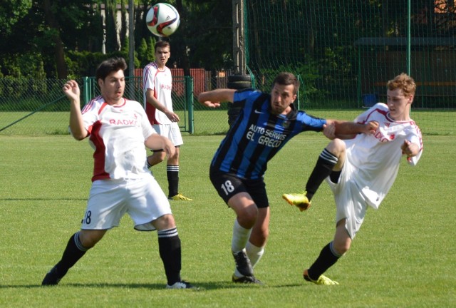 Piłkarze Przeciszovii (białe stroje) wykorzystali atut własnego boiska w konfrontacji przeciwko Skawie Podolsze, zwyciężając 3:1. Mecz rozegrano w ramach Klasy A Oświęcim.