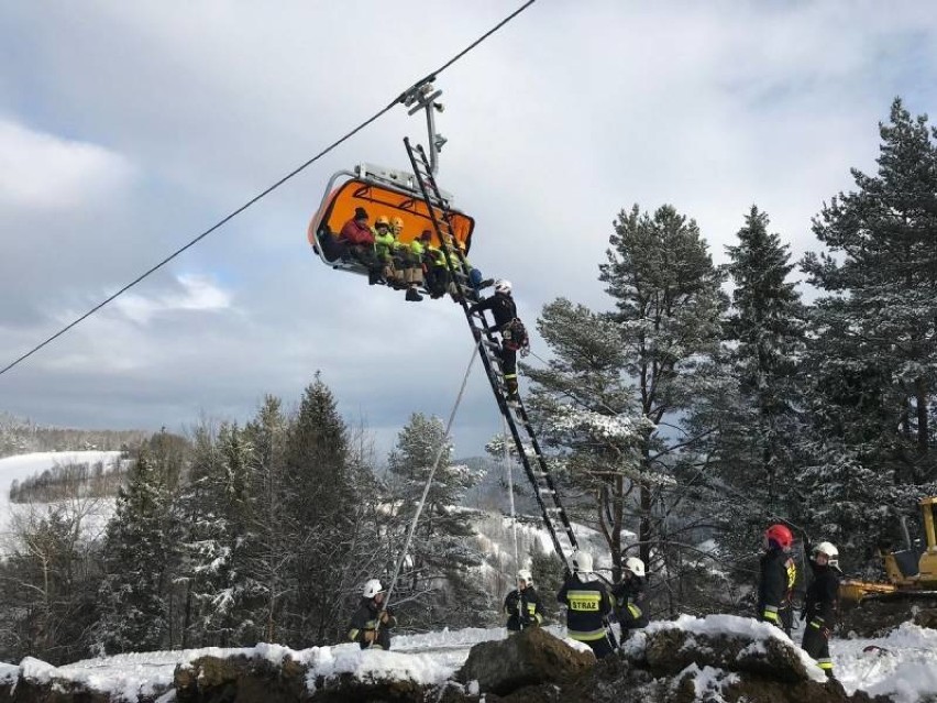 Krynica-Zdrój. Ratownicy gotowi na sezon zimowy. Ćwiczyli ewakuację narciarzy z kolei linowej [ZDJĘCIA]