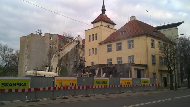 Przy ul. Dąbrowskiego mury błyskawicznie pną się do góry. Tak straż rozbudowuje swoją siedzibę w centrum. Koszt 
inwestycji to ponad 8 mln zł.