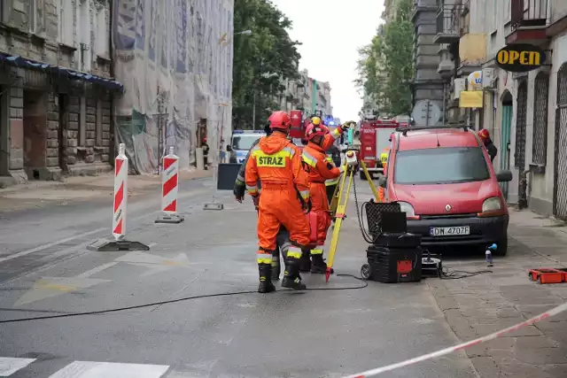 Katastrofa budowlana przy ulicy Rewolucji 1905 roku w centrum Łodzi, czyli zawalenie się stropów od parteru do trzeciego piętra kamienicy oznaczonej numerem 31, całkowicie sparaliżowała ruch w tym rejonie. 

CZYTAJ DALEJ NA NASTĘPNYM SLAJDZIE