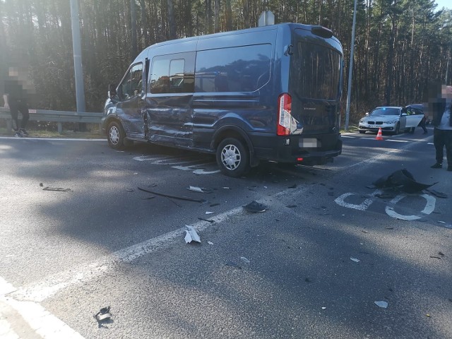 Wypadek dwóch samochodów dostawczych na skrzyżowaniu DK 94 i obwodnicy Olkusza
