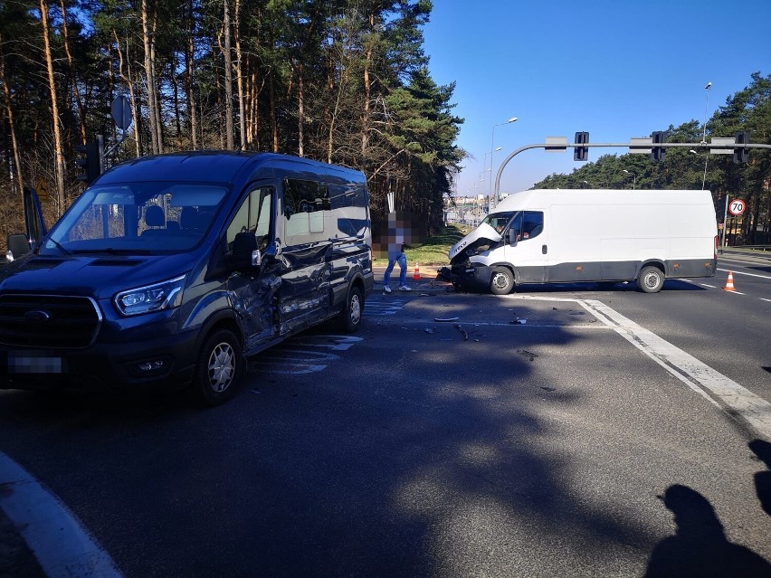 Wypadek dwóch samochodów dostawczych na skrzyżowaniu DK 94 i...